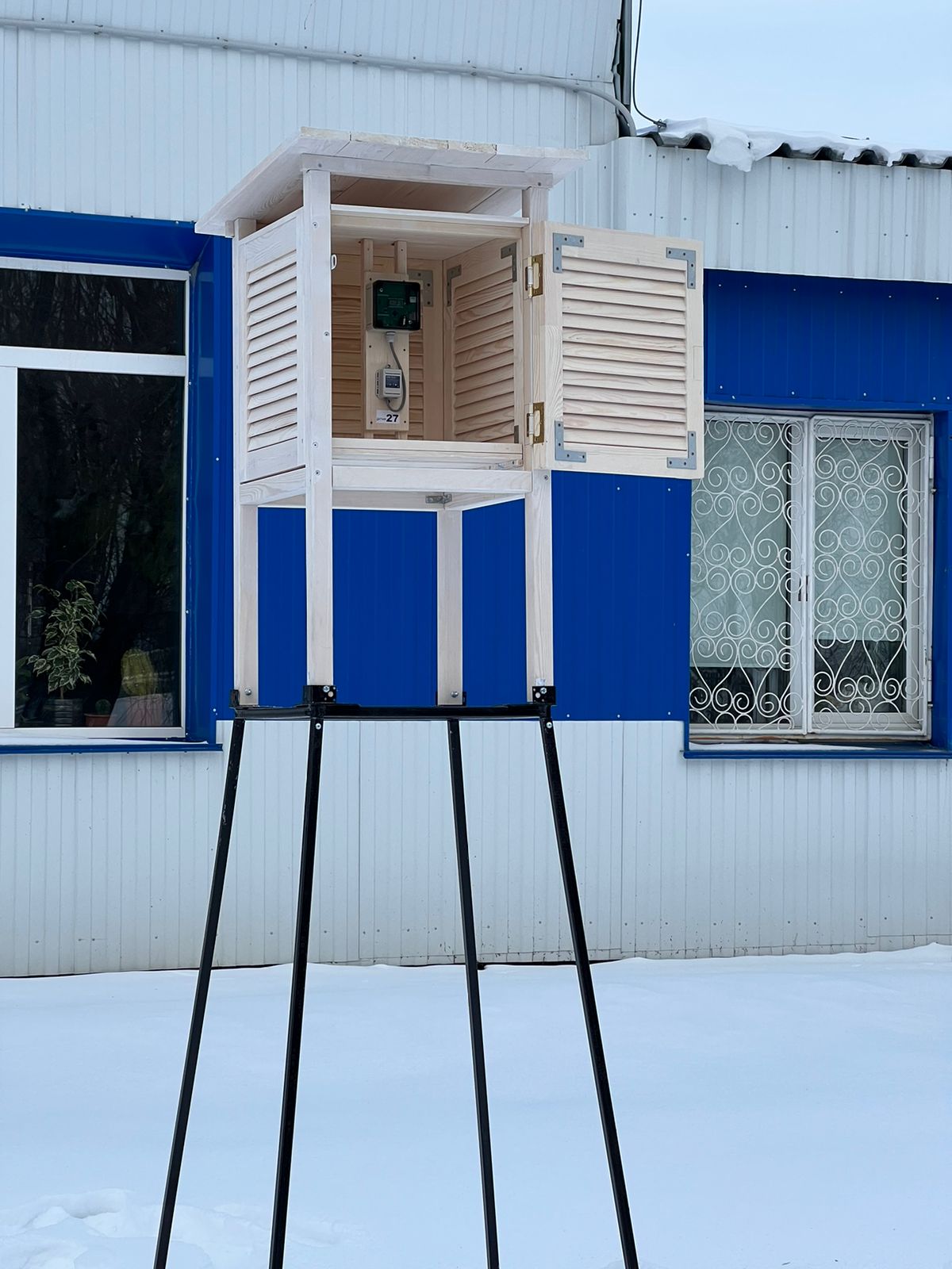 ИПМ в пластиковом корпусе в метеобудке.jpeg