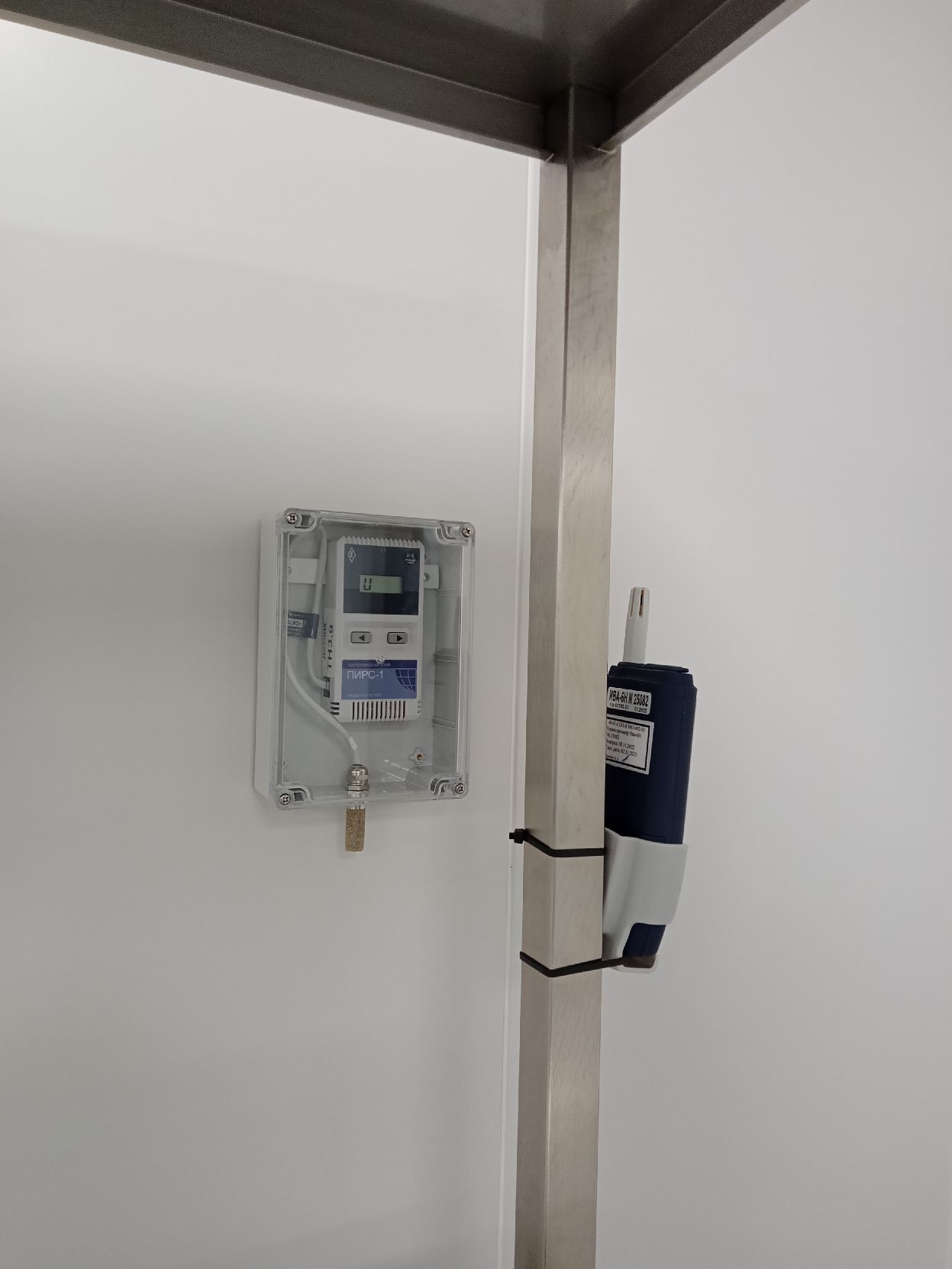 ИПМ в металлическом корпусе герметичная коробка подключен к П1